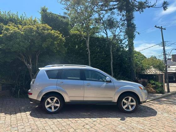 MITSUBISHI OUTLANDER 3.0 4X4 V6 24V GASOLINA 4P AUTOMÁTICO